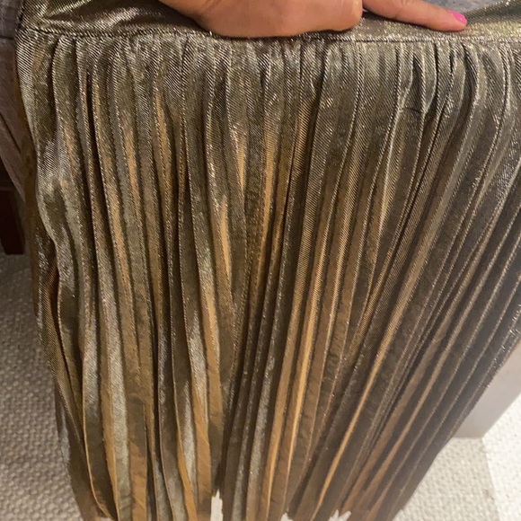 Gold shimmer pleated skirt. Size small - Picture 5 of 5